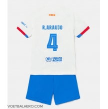 Barcelona Ronald Araujo #4 Uit tenue Kids 2023-24 Korte Mouwen (+ broek)