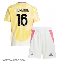 Juventus Weston McKennie #16 Uit tenue Kids 2024-25 Korte Mouwen (+ broek)