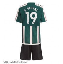 Manchester United Raphael Varane #19 Uit tenue Kids 2023-24 Korte Mouwen (+ broek)